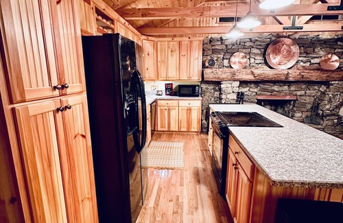 Jonesborough Cabina | Riverfront 2 Bedroom Cabin on the Nolichucky River
