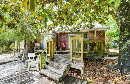 Fairhope Casa | Riverfront Anglers Cabin in Fairhope with Deck!