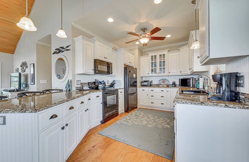 Aurora Casa | Riverfront Aurora Home w/ Deck & Private Pier!