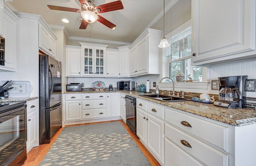 Aurora Casa | Riverfront Aurora Home w/ Deck & Private Pier!