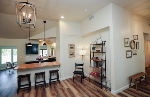 Kingsburg Casa | Riverfront Beauty with Pickle Ball Court