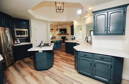 Kingsburg Casa | Riverfront Beauty with Pickle Ball Court