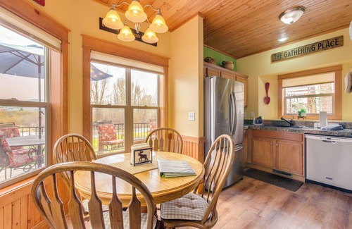 Granby Cabina | Cabina de Granby escénica con bañera de hidromasaje, piscina y vistas al río!