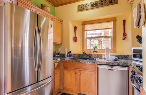 Granby Cabina | Cabina de Granby escénica con bañera de hidromasaje, piscina y vistas al río!