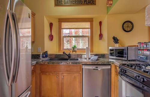 Granby Cabina | Cabina de Granby escénica con bañera de hidromasaje, piscina y vistas al río!