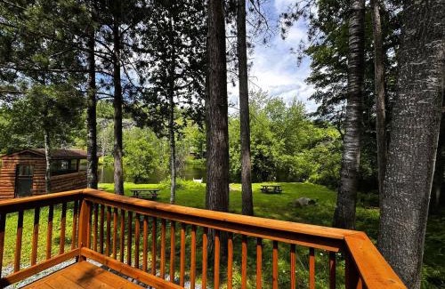 Crystal Falls Casa | Riverfront Cabin 8