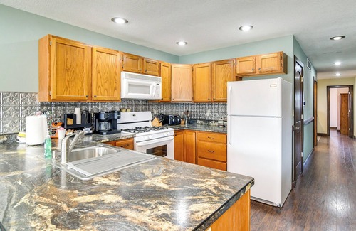 Pella Cabina | Riverfront Cabin Near Dtwn Pella w/ Game Room!