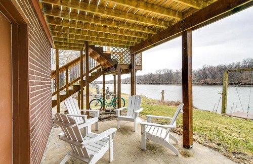 Pella Casa | Riverfront Cabin Near Dtwn Pella with Game Room!