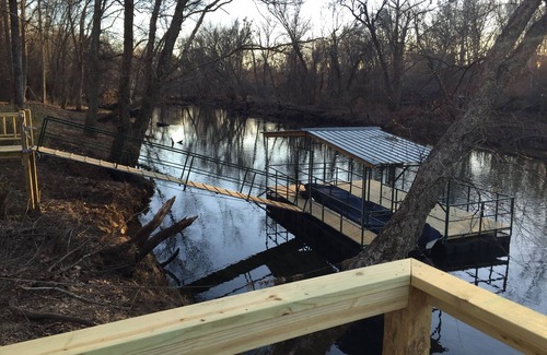 Wilburn Cabina | ¡Cabaña frente al río en el exclusivo bolsillo de Jon!