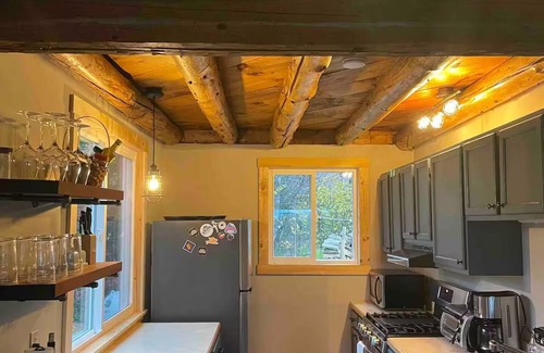 East Haven Cabina | Riverfront Cabin with Burke Mountain Views