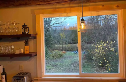 East Haven Cabina | Riverfront Cabin with Burke Mountain Views