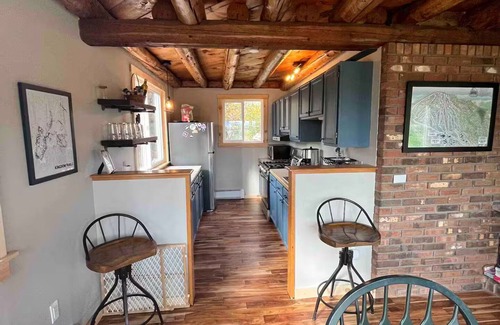 East Haven Cabina | Riverfront Cabin with Burke Mountain Views
