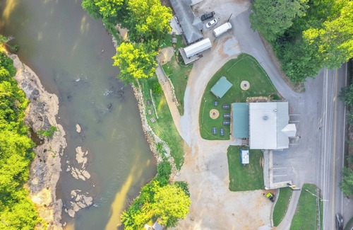 Greenville Cabina | Riverfront Camping Pod, W/ Bath House, Min to DT