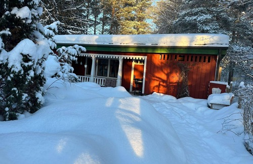 Aanekoski Chalet De Esquí | Riverfront cottage, sauna, hot tub, rowing boat, fishing, pets welcome.