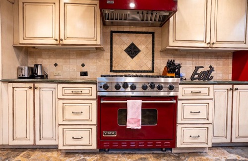 Greenwich Cabaña | Riverfront Cottage-Heated Pool-Hot Tub-Fireplace 35minutes from New York City