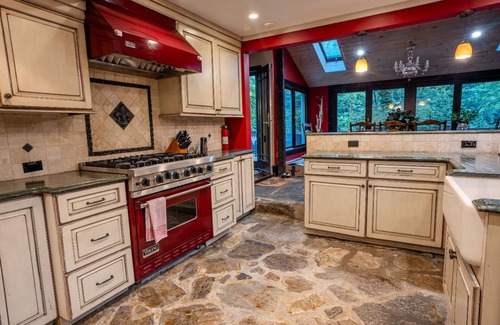 Greenwich Cabaña | Riverfront Cottage-Heated Pool-Hot Tub-Fireplace 35minutes from New York City