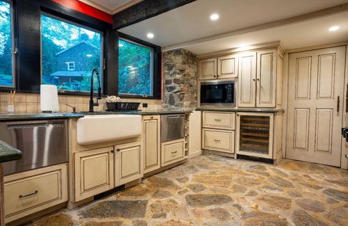 Greenwich Cabaña | Riverfront Cottage-Heated Pool-Hot Tub-Fireplace 35minutes from New York City