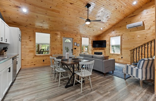 Bakerton Cabina | Riverfront~Firepit~Fishing~20 Min Lake Cumberland~Game Table