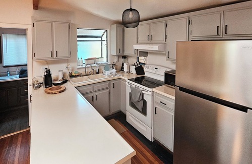 River Pines Cabina | Riverfront in Wine Country Cabin, Deck and Starlink