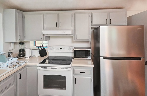 River Pines Cabina | Riverfront in Wine Country Cabin, Deck and Starlink