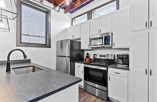 Downtown St. Louis Apartamento | Riverfront Loft - Private Balcony - King Bed - Arch, Conventions & Casino