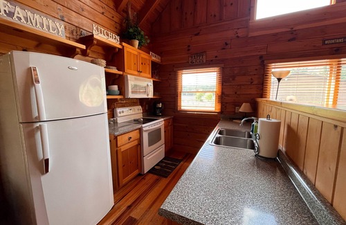 Choestoe Cabina | Riverfront Log Cabin with Hot Tub-Tubing on the River, Pet Friendly.