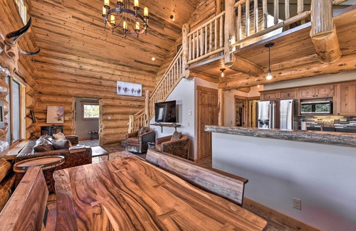 Buena Vista Cabina | Riverfront Retreat w/ Hot Tub: Fish & Hike!