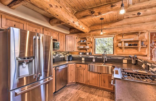 Buena Vista Cabina | Riverfront Retreat w/ Hot Tub: Fish & Hike!