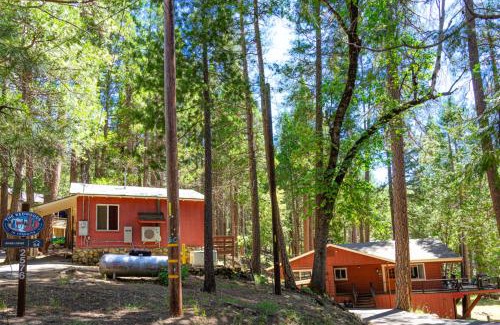 North Wawona Casa | Riverfront Retreat