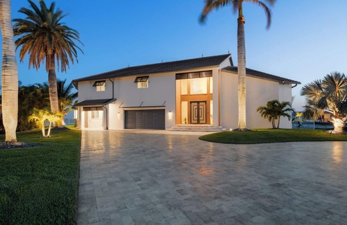 Caloosahatchee Casa | Riverfront Riviera Outdoor TV's/Hotub/Tanning Deck