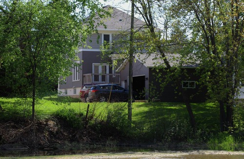 Sheboygan Falls Casa | Frente al río en el centro victoriano de Sheboygan Falls