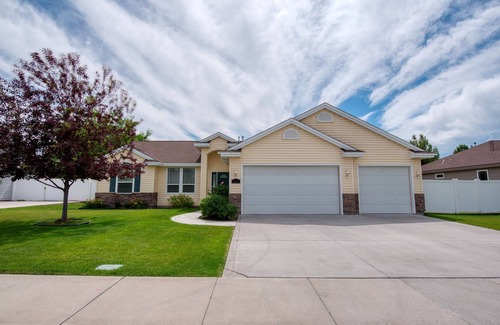 Twin Falls Casa | Rivermist sbdv/3 car garage/Netflix/large suite
