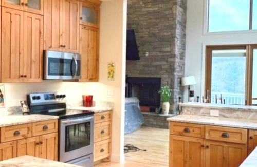 Burnsville Casa | Riverrun Retreat Vacation Home -Multi family/group. Mt. Mitchell Views