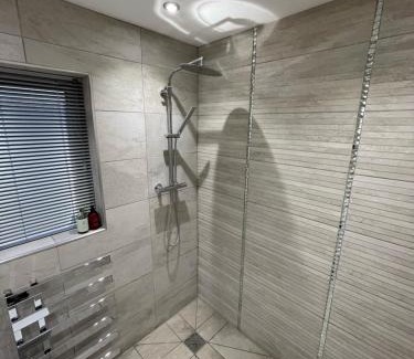 Abergavenny Apartamento | Riverside 2 Bedroom Townhouse with Car Charger
