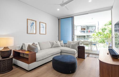 West End Apartamento | Riverside 2BR Apt with Amazing Rooftop Pool & Parking