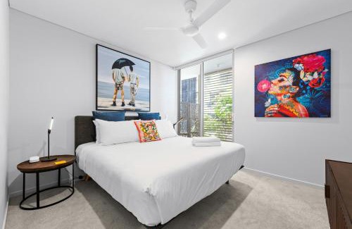 West End Apartamento | Riverside 2BR Apt with Amazing Rooftop Pool & Parking