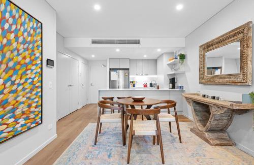 West End Apartamento | Riverside 2BR Apt with Amazing Rooftop Pool & Parking