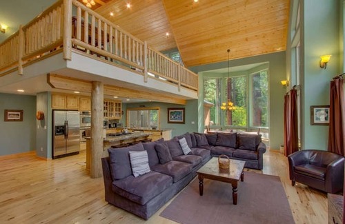 Christmas Valley Casa | Riverside 6 habitaciones, 6 baños, piscina cubierta, bañera de hidromasaje, sauna y ducha de vapor en Tahoe.