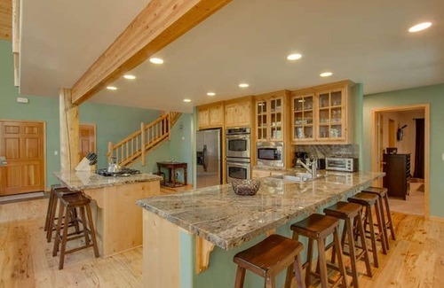 Christmas Valley Casa | Riverside 6 habitaciones, 6 baños, piscina cubierta, bañera de hidromasaje, sauna y ducha de vapor en Tahoe.