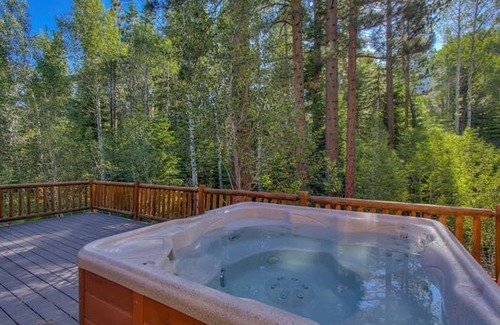 Christmas Valley Casa | Riverside 6 habitaciones, 6 baños, piscina cubierta, bañera de hidromasaje, sauna y ducha de vapor en Tahoe.