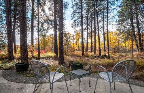 Cle Elum Cabina | Riverside Cabin in Cle Elum. Pet Friendly!