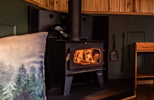Lac-Etchemin Chalet De Esquí | Riverside chalet with fire pit, indoor fireplace, perfect for nature retreats.