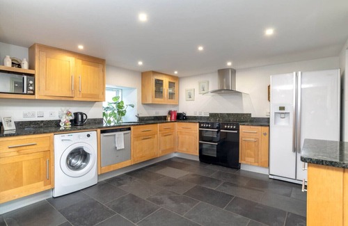 Ballater Cabaña | Riverside Cottage with luxurious wood fired hot tub in Ballater