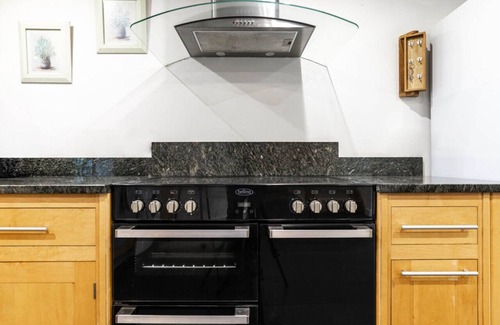 Ballater Cabaña | Riverside Cottage with luxurious wood fired hot tub in Ballater