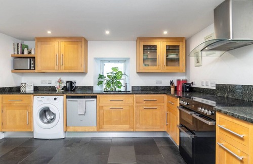 Ballater Cabaña | Riverside Cottage with luxurious wood fired hot tub in Ballater