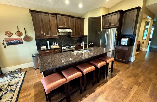 Quarry Park Casa | Riverside Haven in Quarry Park. Classy bungalow close to fun & nature.