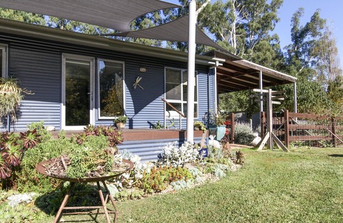 Healesville Casa | Riverside Haven is located in Healesville on the banks of the Watts River