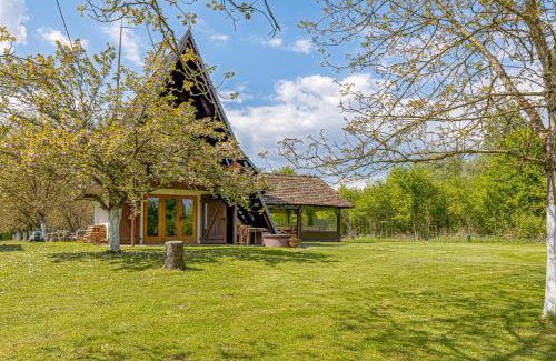 Sisak-Moslavina Casa | Riverside House With Hot Tub - Happy Rentals
