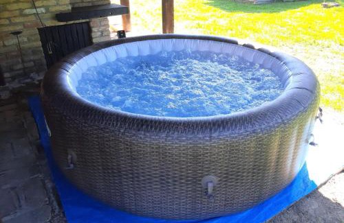 Sisak-Moslavina Casa | Riverside House With Hot Tub - Happy Rentals