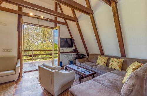 Sisak-Moslavina Casa | Riverside House With Hot Tub - Happy Rentals